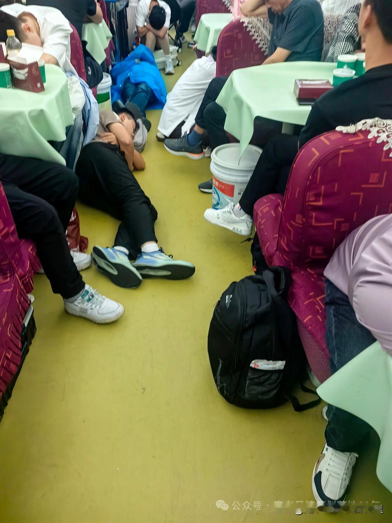 从上海去拉萨游布达拉宫，有的人乘火车硬座、有的人乘卧铺、有的人乘高铁、有的人乘飞