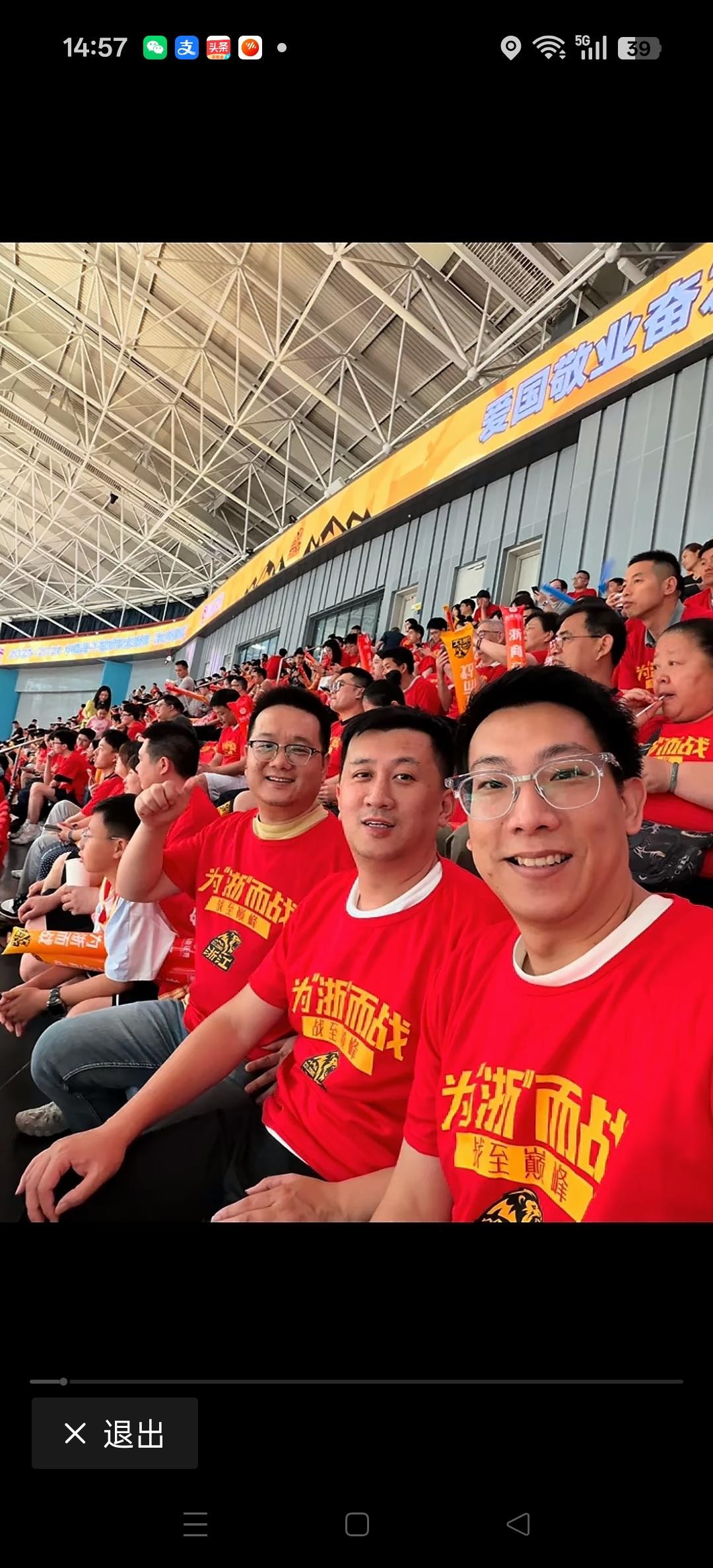 CBA总决赛G3的比赛的现场，球迷偶遇朱正到现场观战。[比心][比心]