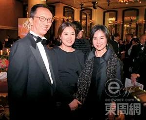 伏明霞梁锦松夫妇和何超琼的合影
伏明霞气场丝毫不输何超琼