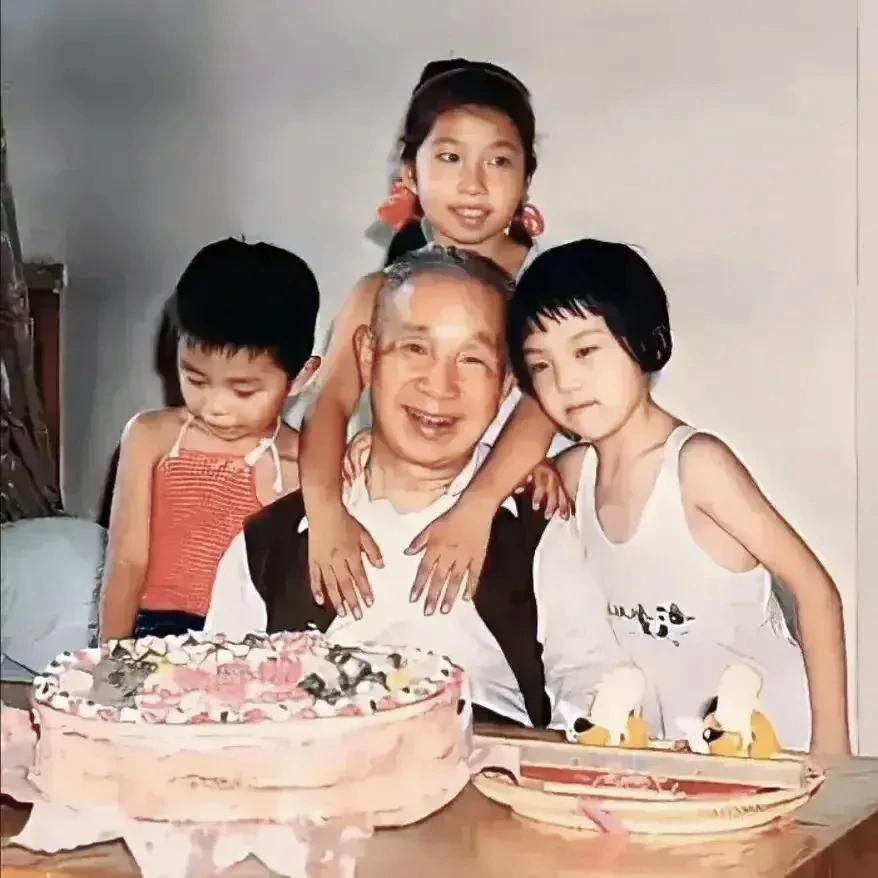 1983年粟裕大将76岁生日时的照片，照片中围绕在他身边的是粟裕大将的孙子、孙女
