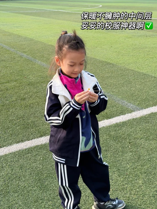 女儿穿了一次这件校服神器，说再也不穿毛衣