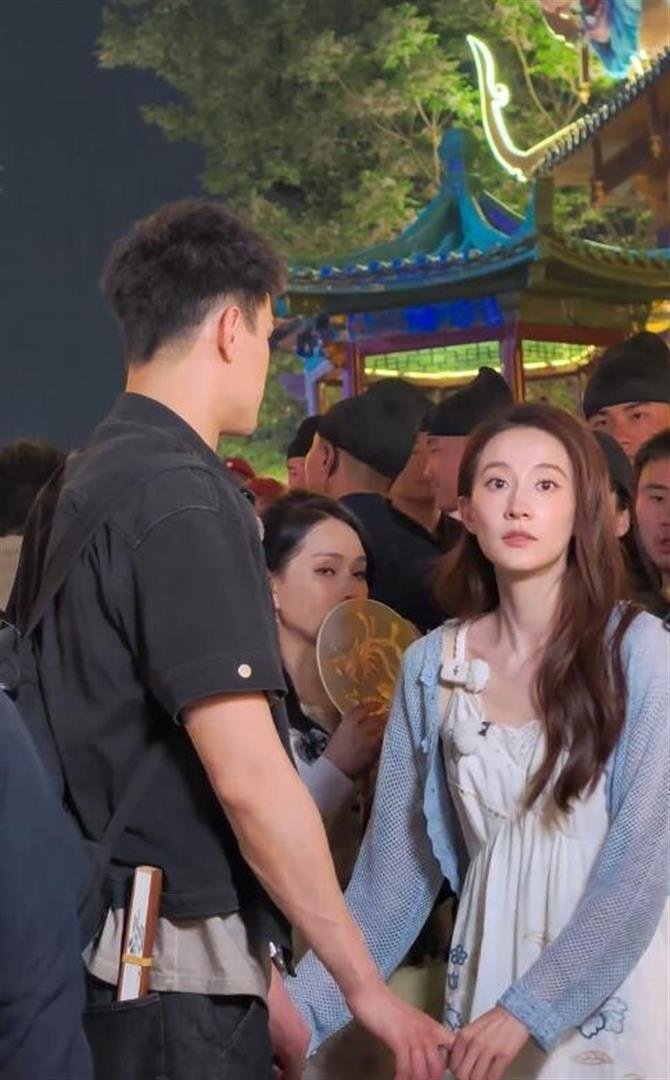 网友外出偶遇孙杨夫妇，张豆豆五官小巧精致，一举一动透着高级感 