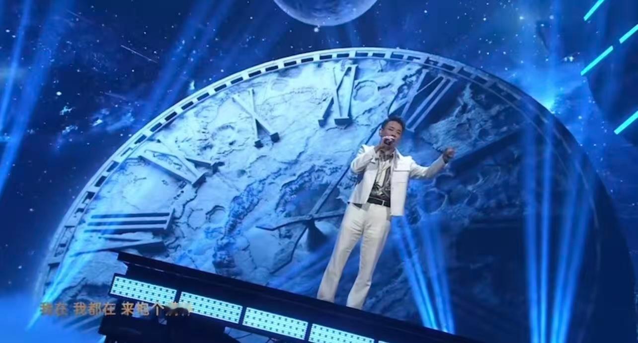 陶喆好像吃了CD 今晚真被在微博音乐盛典现场演唱的《Moonchild》给圈粉！