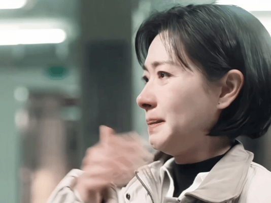 万茜这一段太痛了万茜新剧演出了对人贩子的恨失而复得的孩子捧在手心，万茜将护子的柔