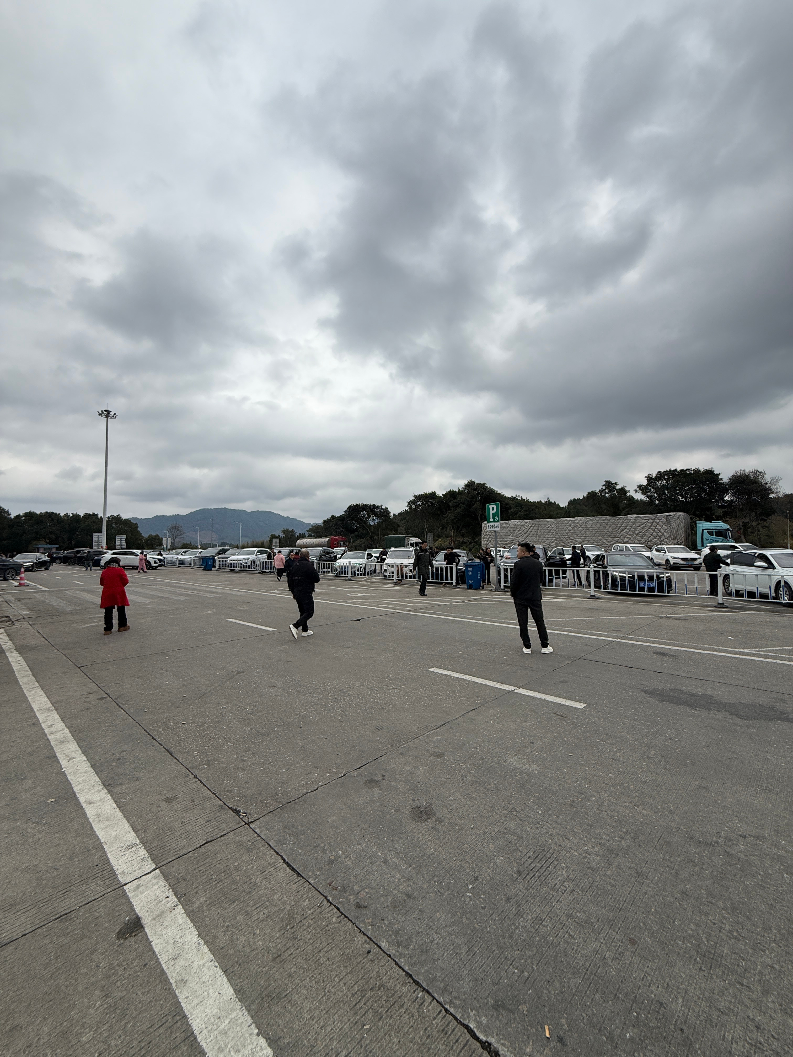 不知道为啥～感觉离开浙江境后新能源车的渗透率变低了？ 服务区绿牌车没那么多，大部