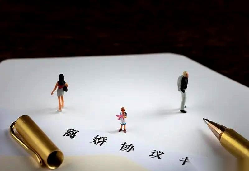 砰。
热水瓶的内胆碎了一地。
银色的水银粉，混着我妈捡碎片划破的鲜血，在水泥地上