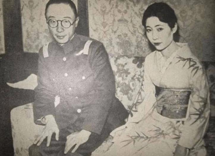 1926年，22岁的唐怡莹，趁着丈夫溥杰不在家和张学良在床上缠缠绵绵。几年后，她