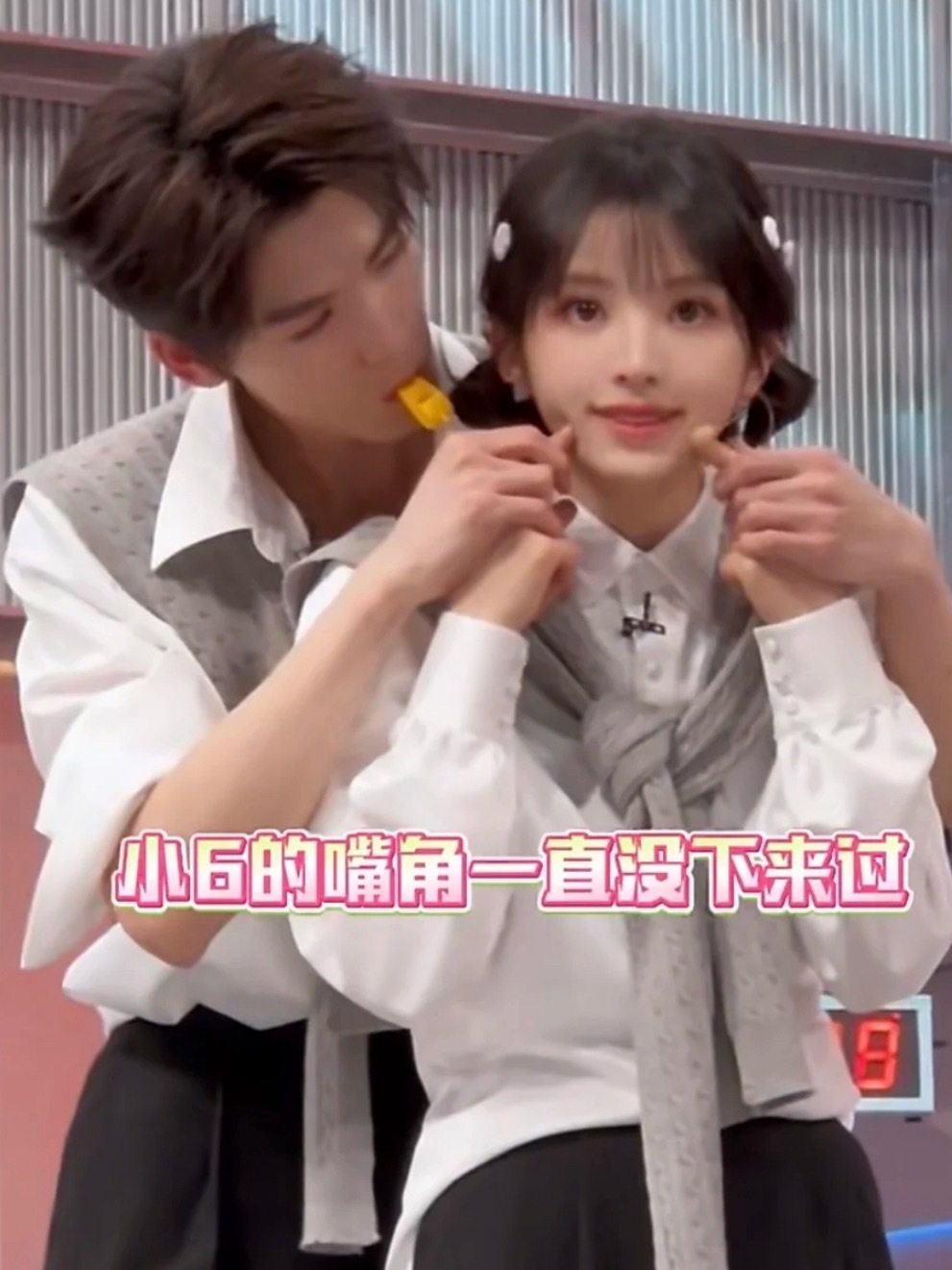 求oh视角。。这得多萌体型差也萌死我了。。谁把这俩人拉去演部现偶 