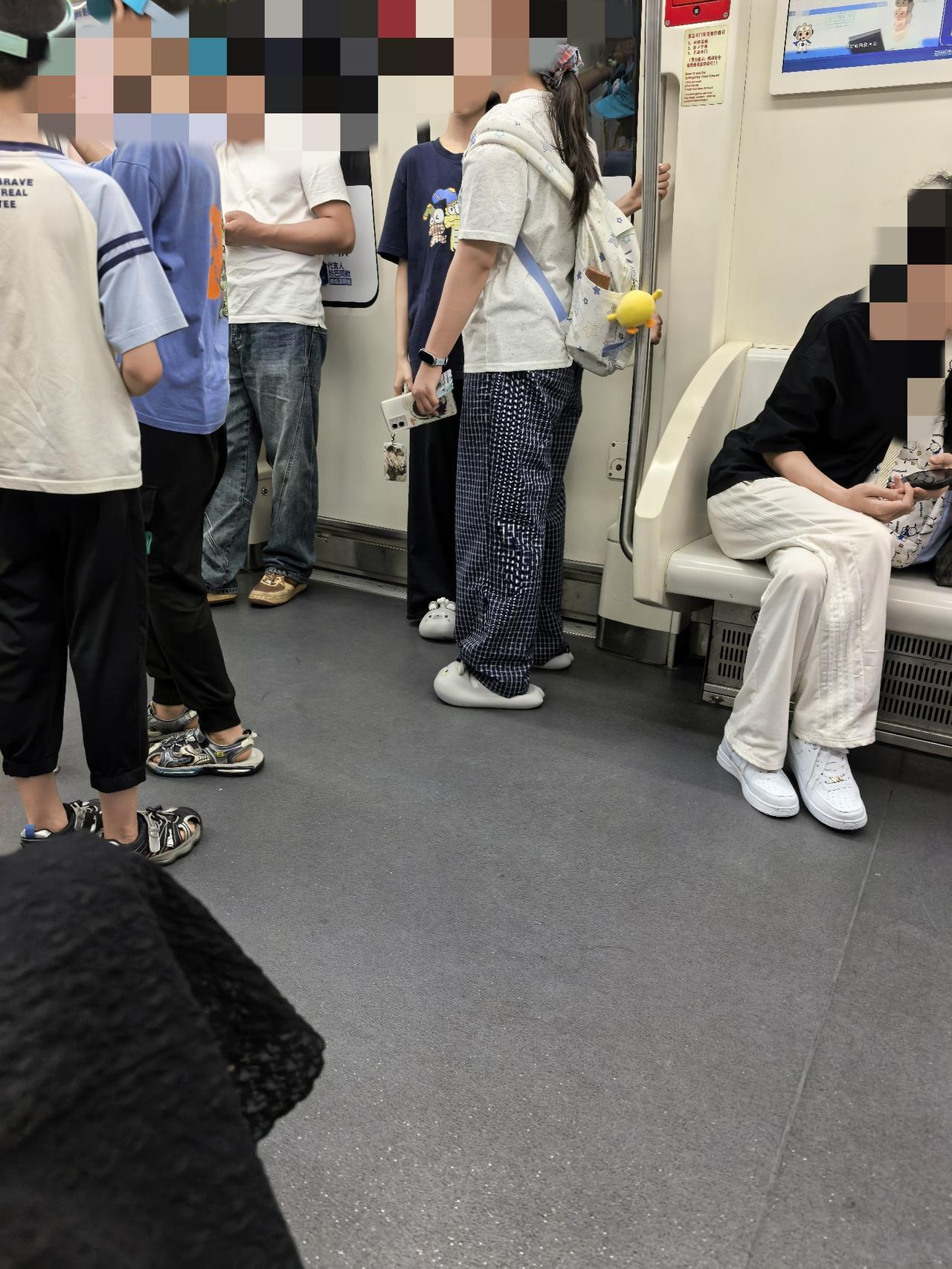 今天搭乘地铁出行，身旁坐着一位大妈，全程毫无顾忌地开外放看视频，中途接打电话时嗓