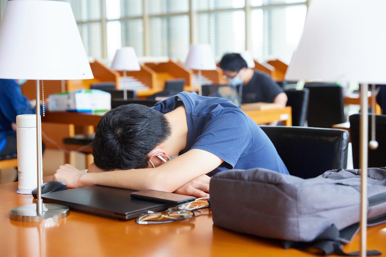 【午睡越久越好？小心越睡越累】

医生辟谣午睡时间越长越好她健康守护计划 

对