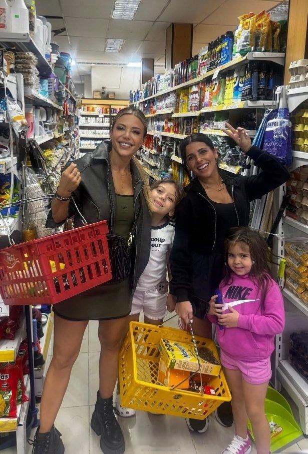 瓦妞和奥莉宝去逛中国超市了🏪慕一个图二的老板[泪奔]这合照机会都有呜呜瓦伦蒂娜