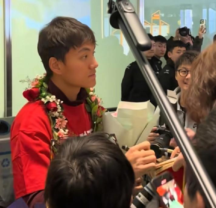 李昊在机场给粉丝们签名，貌似精神有点疲惫，心情低落不太开心，0：4输了决赛，李昊