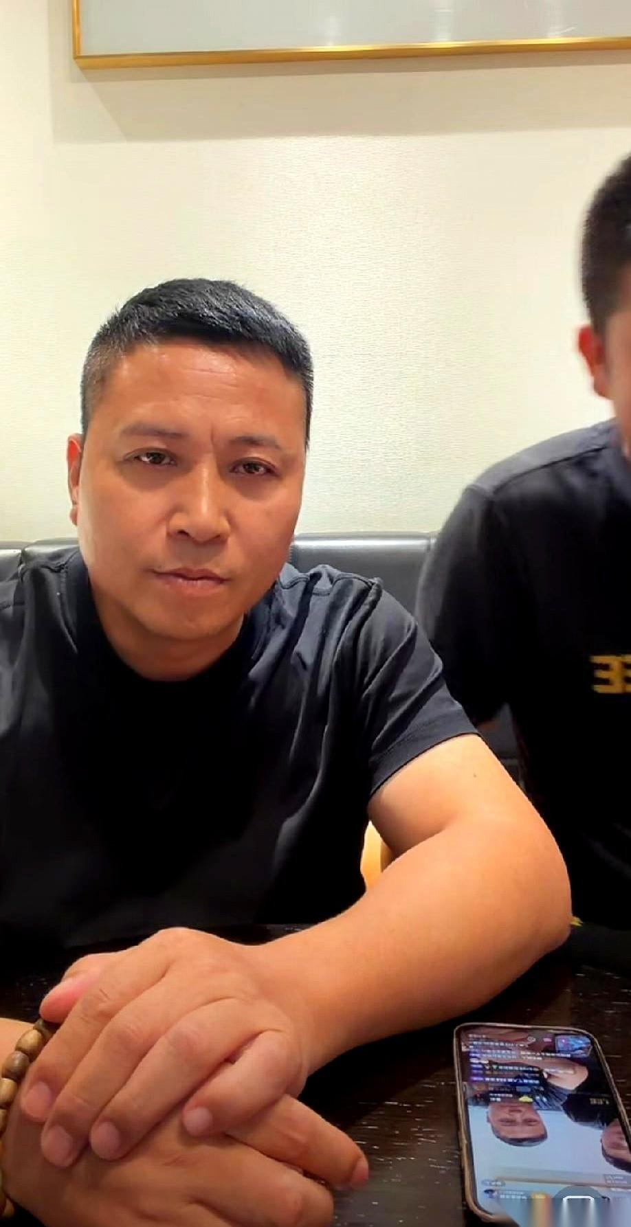 两万多人死盯着屏幕，弹幕清一色全是在戳着脊梁骨骂。
干自媒体这么久，海哥估计是第