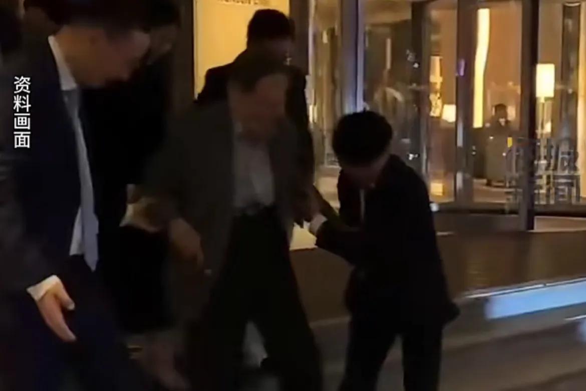 杨振宁携48岁翁帆度过102岁生日！

1922年10月1日出生于安徽省合肥县,