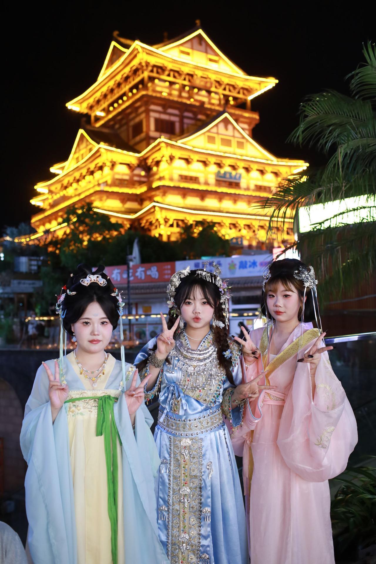 古风小美女，来古镇打卡体验穿越千年的古风之美 夜景古风表演 汉服之美在华夏定格美