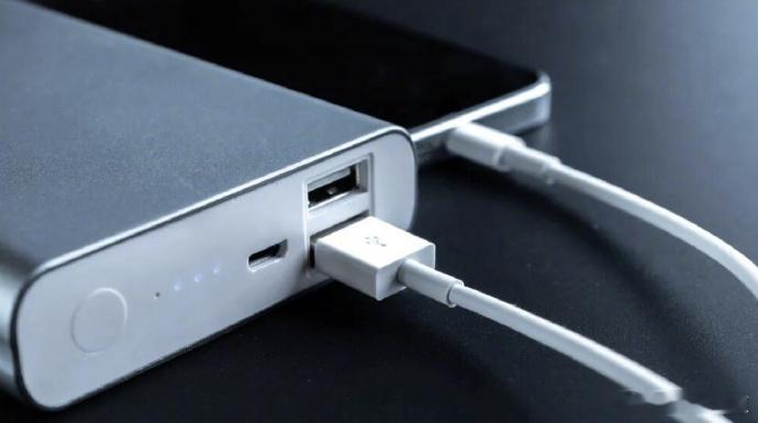 已获3C认证充电宝无需担心闲置网传“充电宝安全新标准曝光，3C认证全面失效”，其