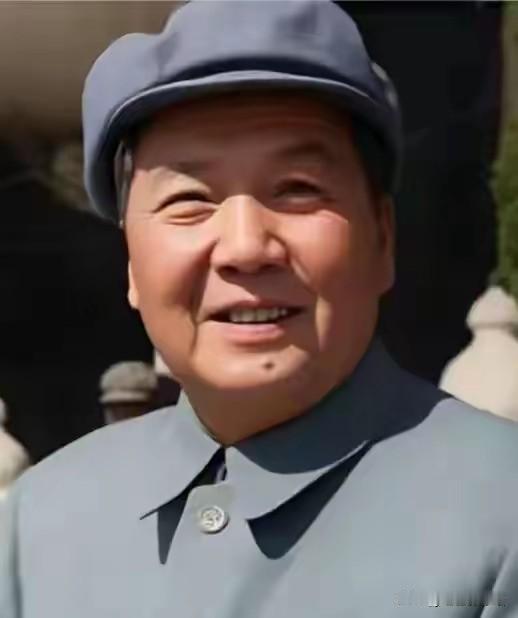 毛主席头戴灰布帽开怀含笑，神情温和，尽显亲民领袖风采。