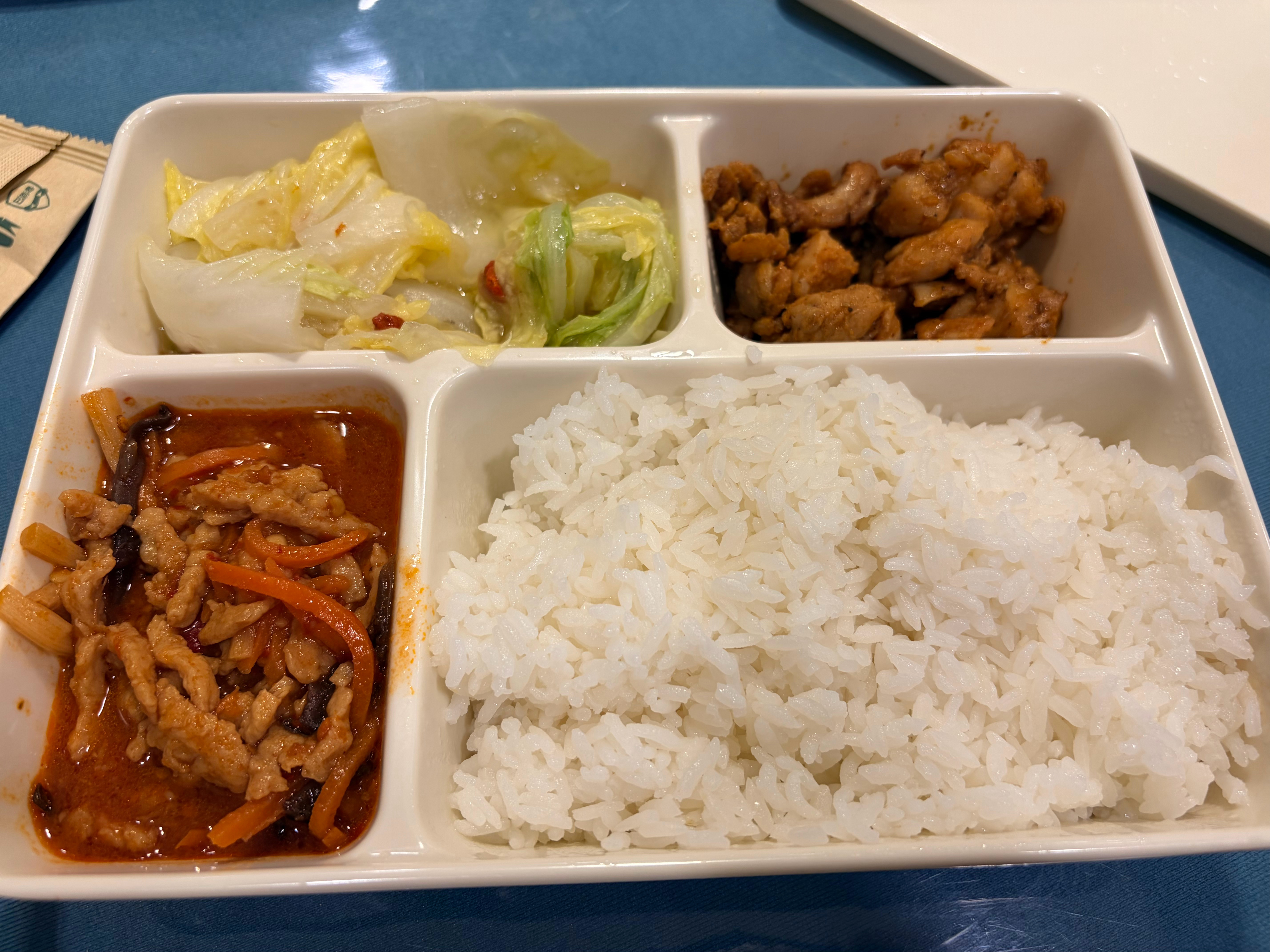 中午吃这免费盒饭还要啥自行车啊，这一盒在香港不得卖88一份啊 香港·海港城(世界