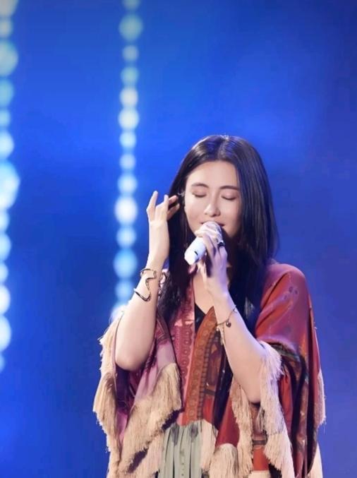 演唱会一定要华丽盛装才算出彩吗？
 
青岛演唱会的张柏芝，刷新了我对舞台造型的看