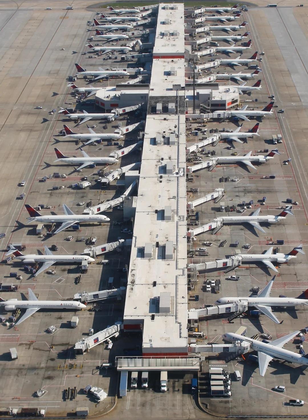 美国航班下周恐取消10%
美国政府停摆创纪录的30多天了，创了历史记录。航空业算