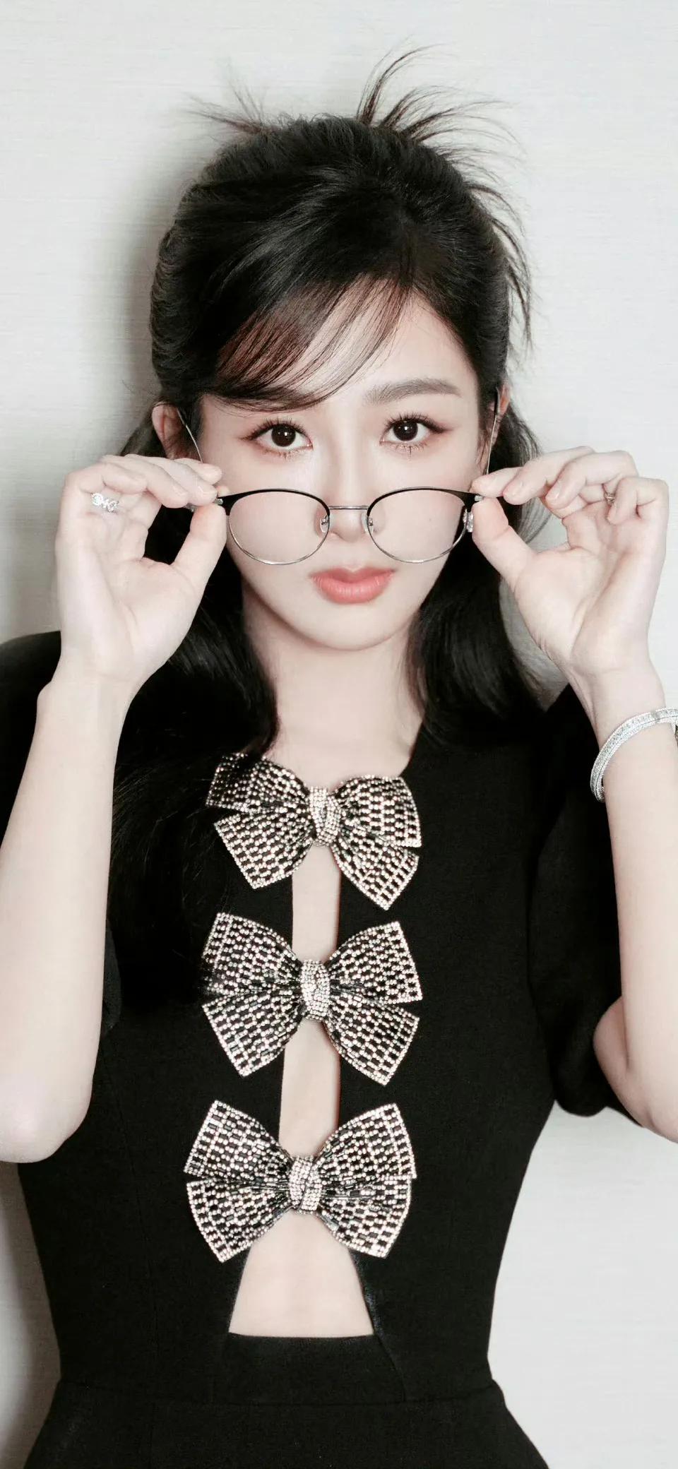 吾家有女初长成，杨紫因为扮演《家有儿女》中的小雪而受到关注。
宋丹丹曾建议她不要