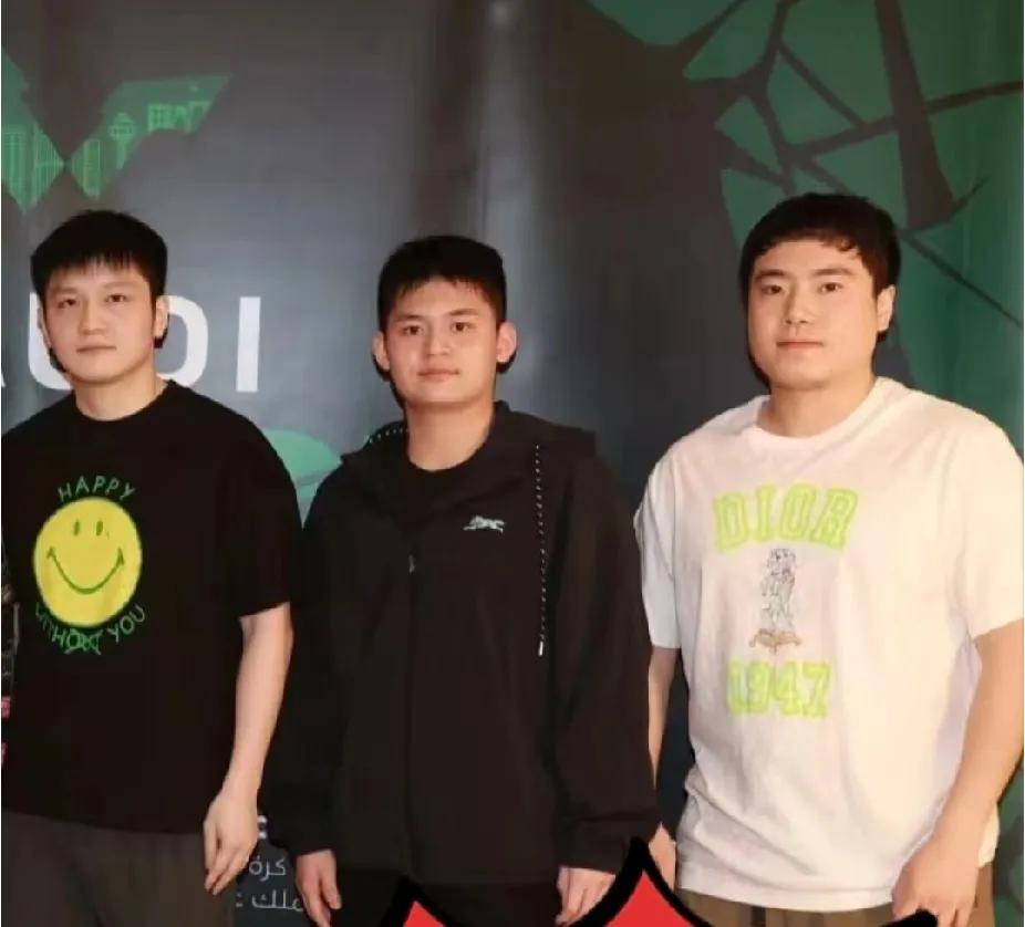 刷到这张合影，左右大小胖往那儿一站，中间小石头瞬间“瘦身”成功，奇妙的体型差有反