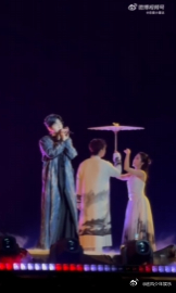 胡夏祝大家天官赐福百无禁忌 开口即封神谕的胡夏，唱红绝时突然转身，说“百无禁忌”