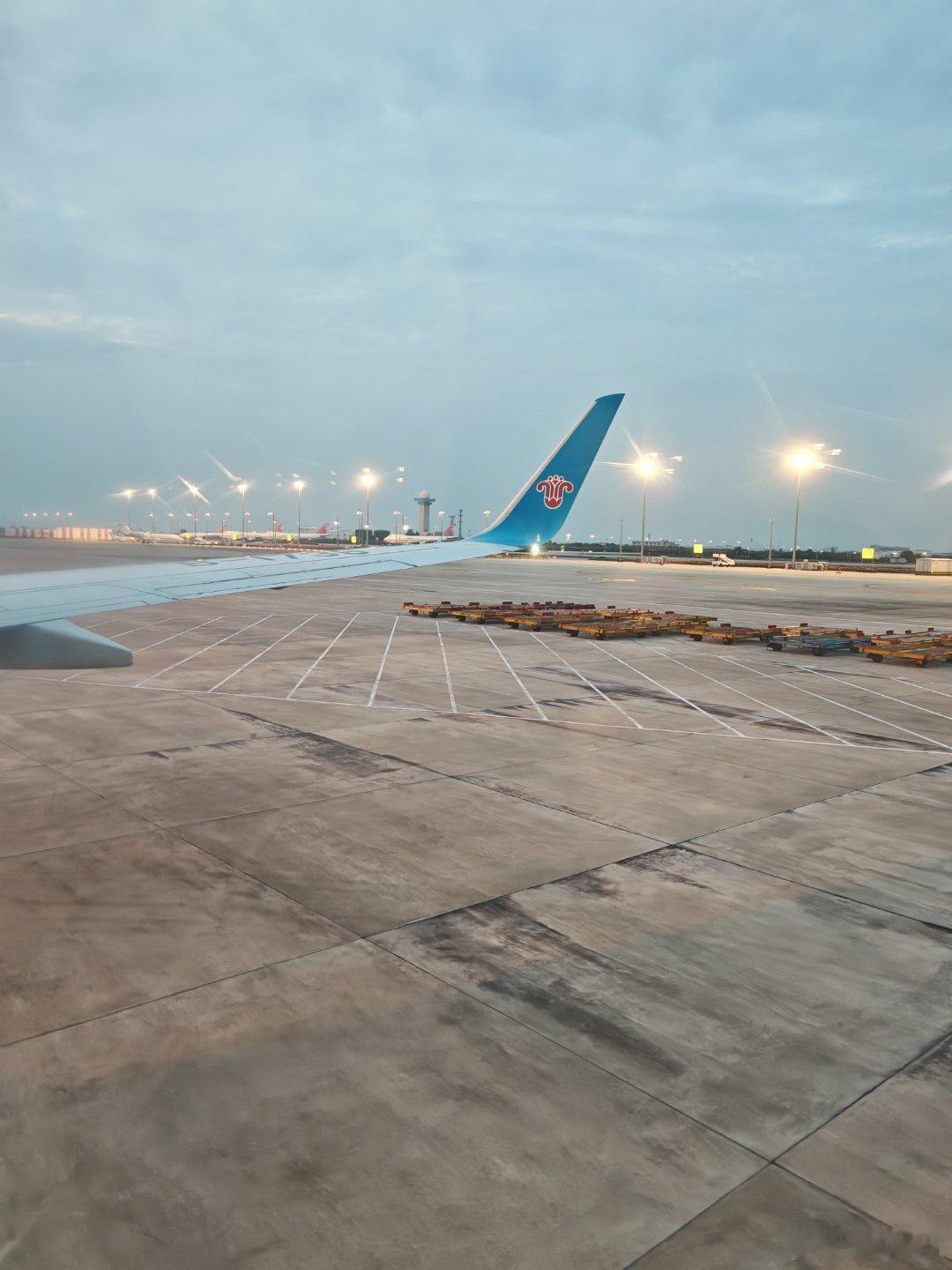 晚点四个小时，终于起飞了[哈欠] ​​​