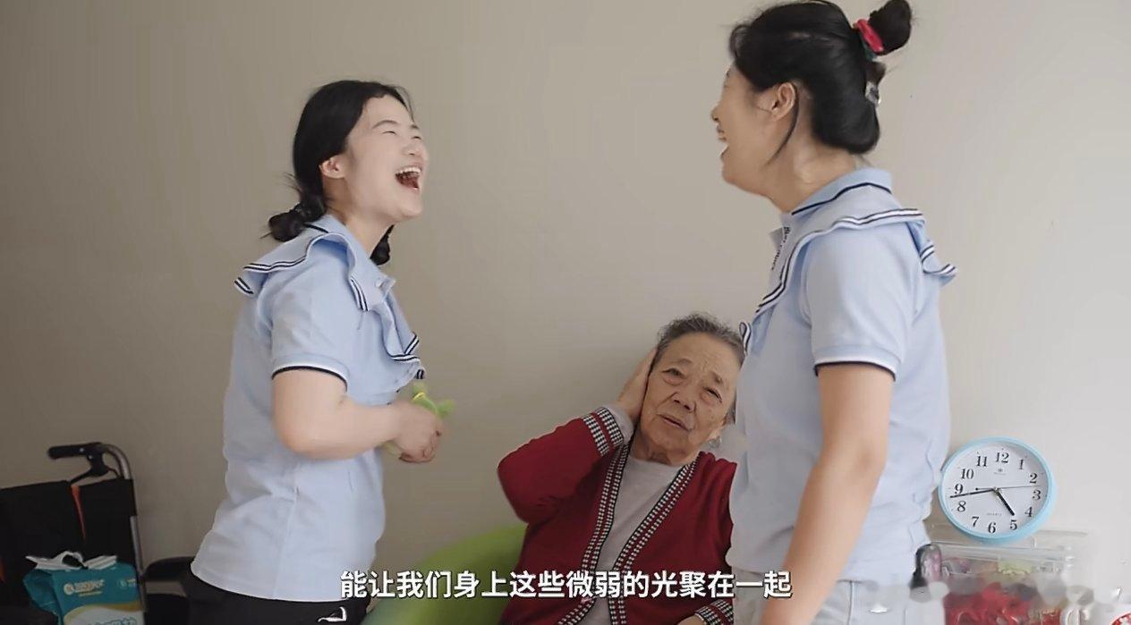 从“为父母”到“为众人”，高倩这条路走了十年。有意思的是，她没把这包装成什么大爱