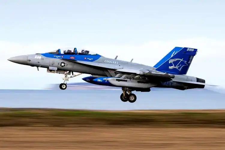 美军EA-18G“咆哮者”空中相撞，扯下了美军的遮羞布
5月17日，两架美军EA