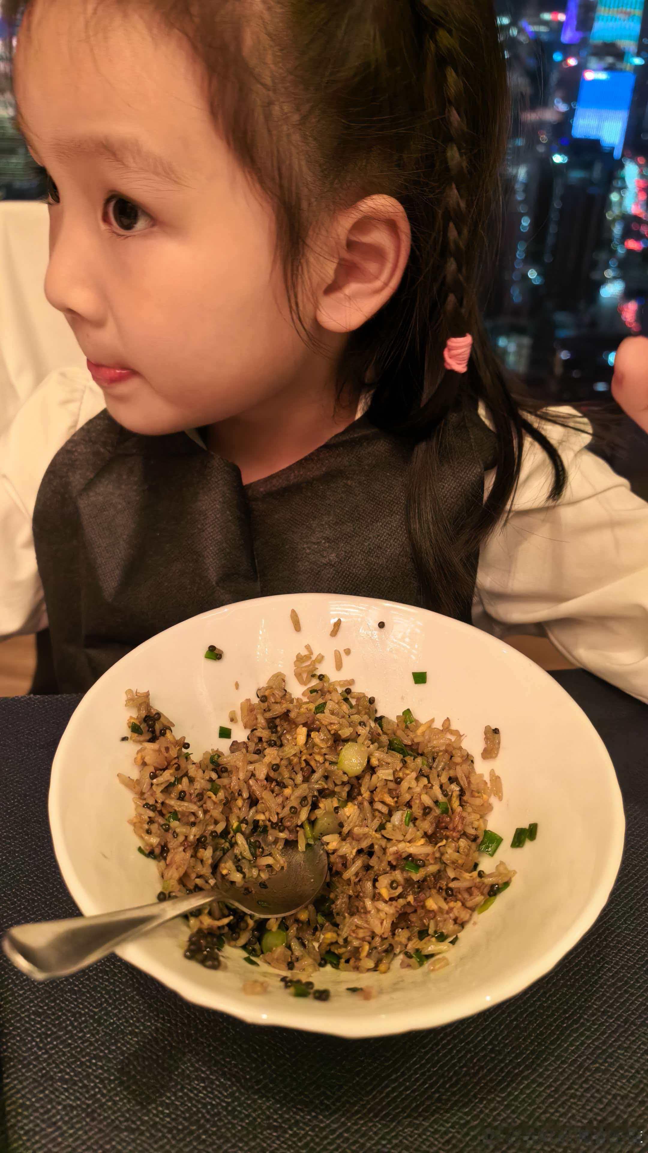 羡慕现在的孩子。小小年纪就吃上鱼子酱捞炒饭了
