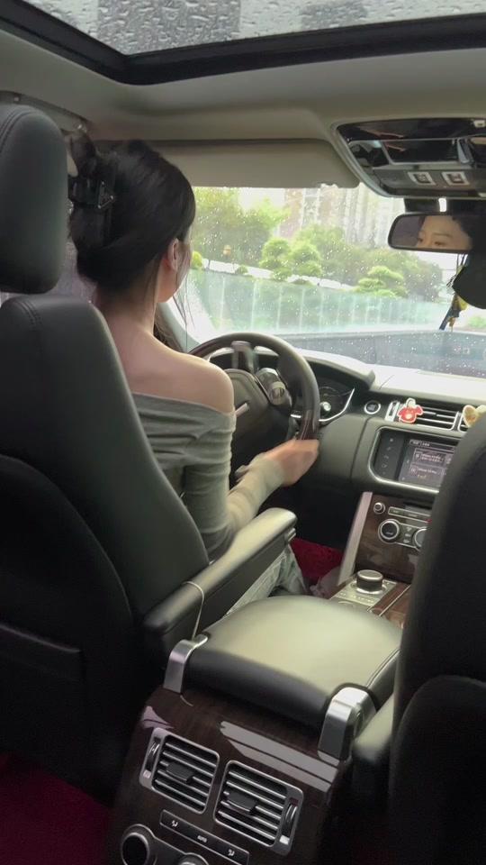 这还有什么好说的，沉得住气果然还是太重要了！
一开路虎的女司机在开车时打开窗户丟