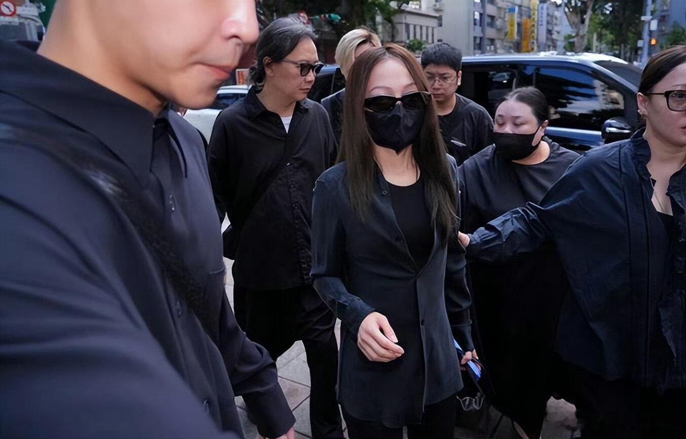 张韶涵现身陈聆薇的追思会张韶涵发文悼念化妆师即便天人永隔，曾经的温暖也会一直温暖