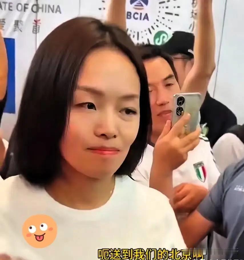 最近被罗马温商老板娘包女士狠狠圈粉了！

6月24日，她独自一人，推着15公斤重