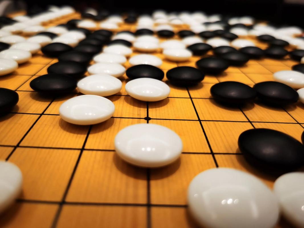 围棋为啥没人玩了
记得小时候围棋还挺火的，现在感觉玩的人越来越少？

我觉得主要