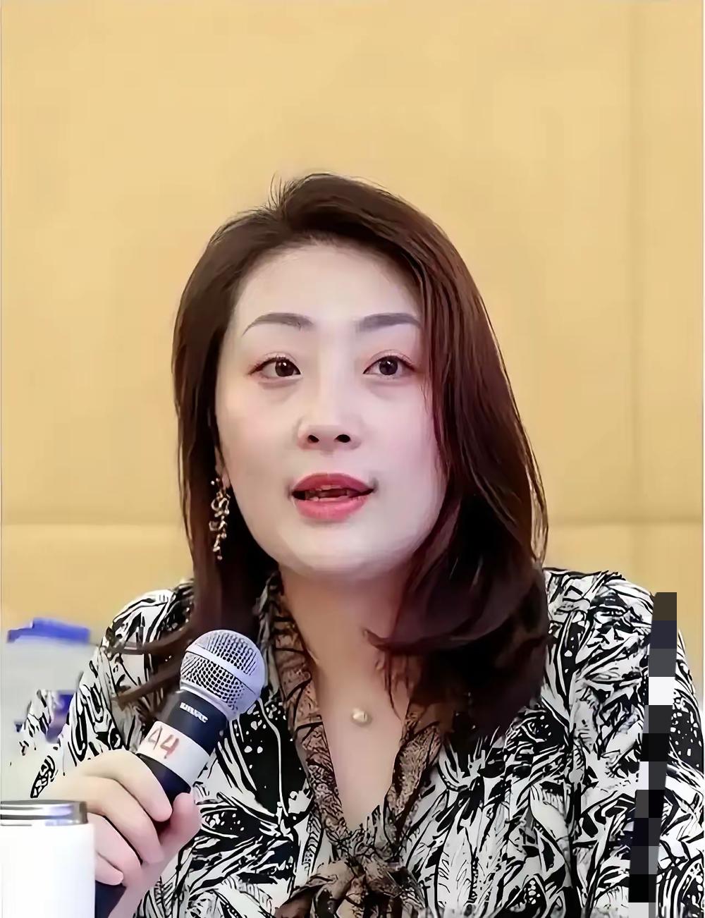 不出意外，
意外果然还是发生了，
谁能想到宗馥莉的“娃小宗”，折腾半天还是卡在了