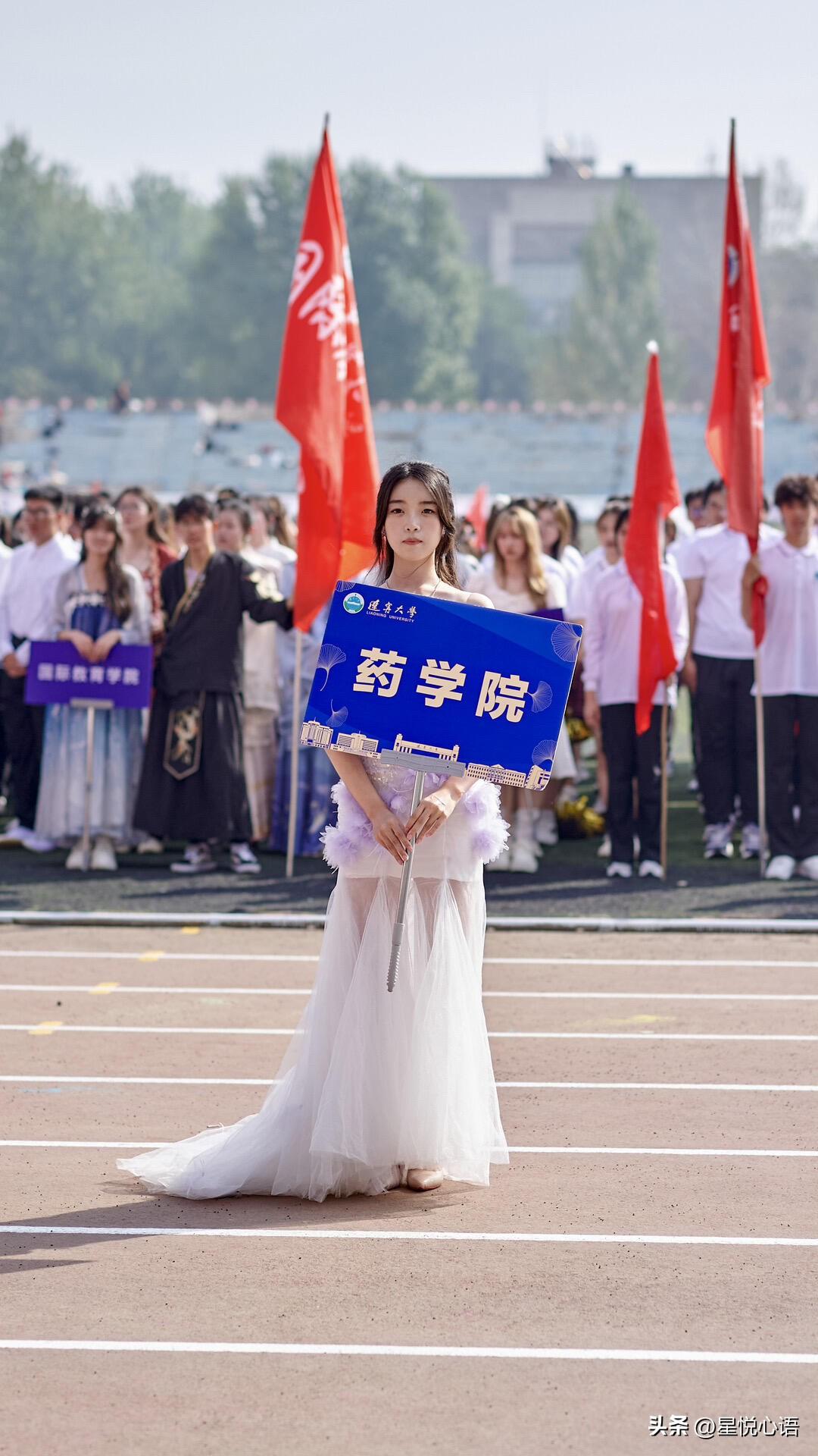 辽宁大学运动会开幕！
举牌小姐姐美到我了！

各个学院的举牌小姐姐，
简直是颜值