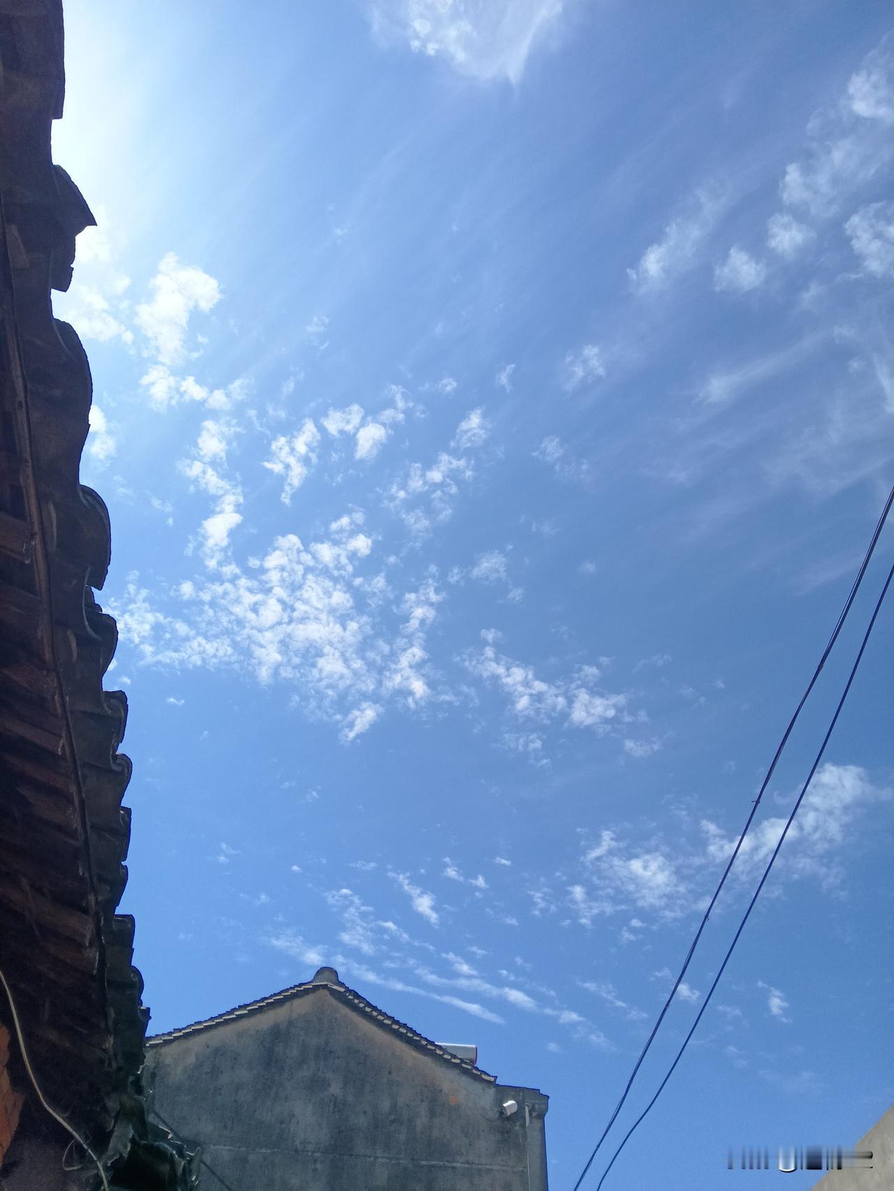 其一，学生与外来者之间产生矛盾。大学生精力旺盛，喜爱足球的同学跑动范围大。尤其在