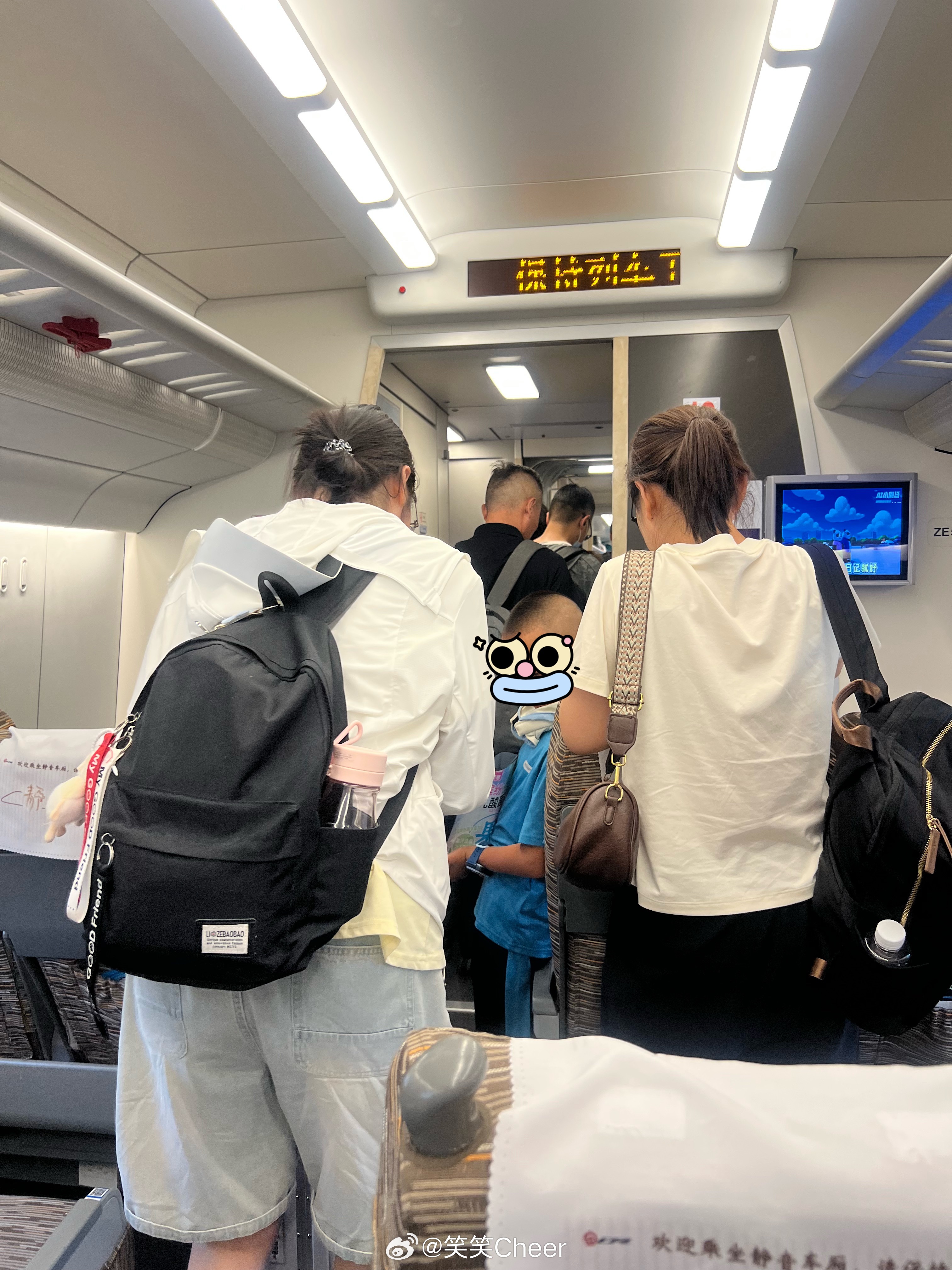 高铁距离终点站，还有4分钟才到站，为何都要提前起身挤在通道里。抢头香？甘肃旅行敦