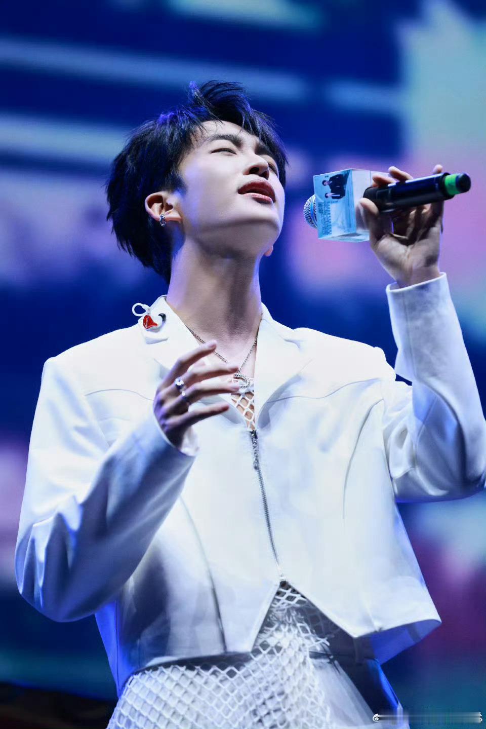 黄子弘凡今年最好的礼物新说唱2025黄子弘凡以非专业rapper身份参与节目，却