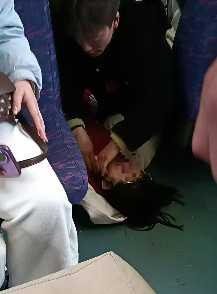 【大学生返乡路上上演生死营救】近日，在K1095次列车上，四川铁道职业学院学生肖
