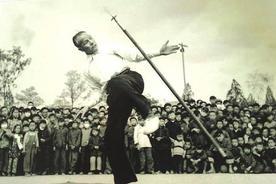 1936年，寇运兴在德国的武术表演中，遭遇芬兰拳击手的挑衅，放言：若不敢接受其拳