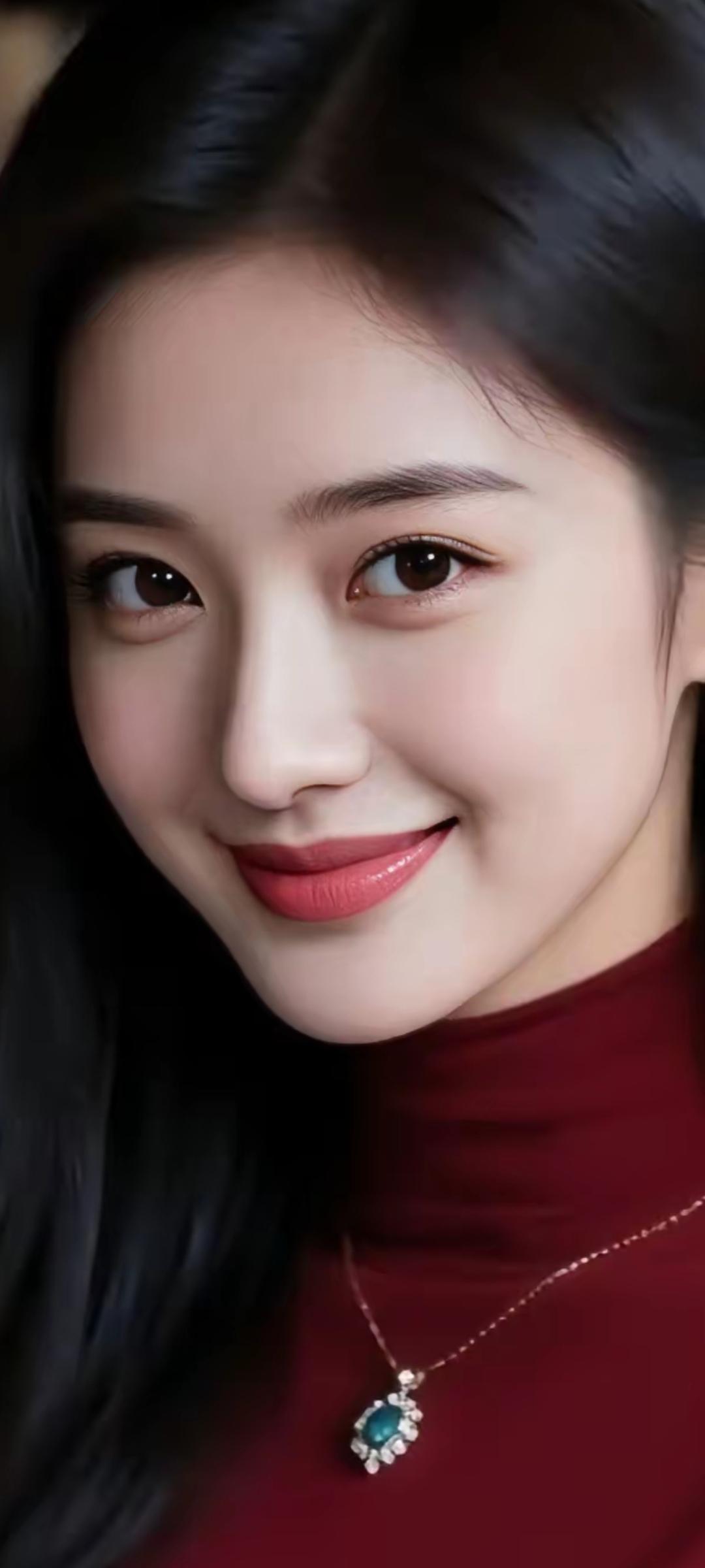 温柔微笑，红唇轻启，优雅项链点缀，散发迷人魅力。