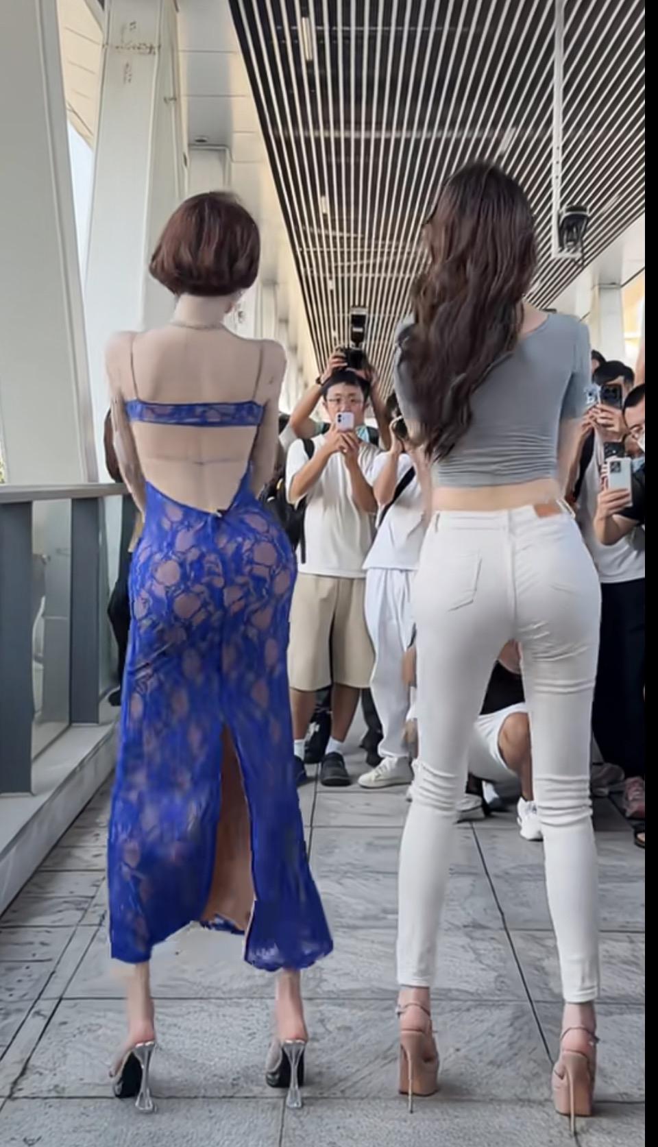 这两位都是当下人气很高的网红车模，她们在图里的身份分别是：

• 左边穿蓝色蕾丝