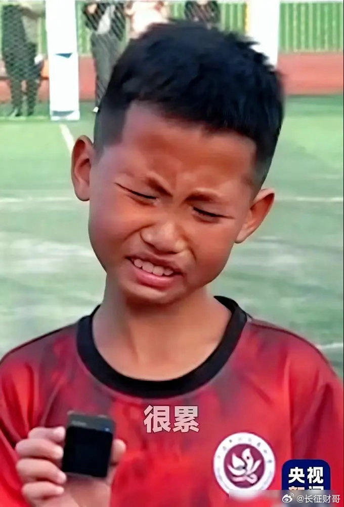 又一个中国孩子被巴萨抢走，他爸妈没花一分钱培训费，还拿了奖金。 这孩子叫李昊炎，