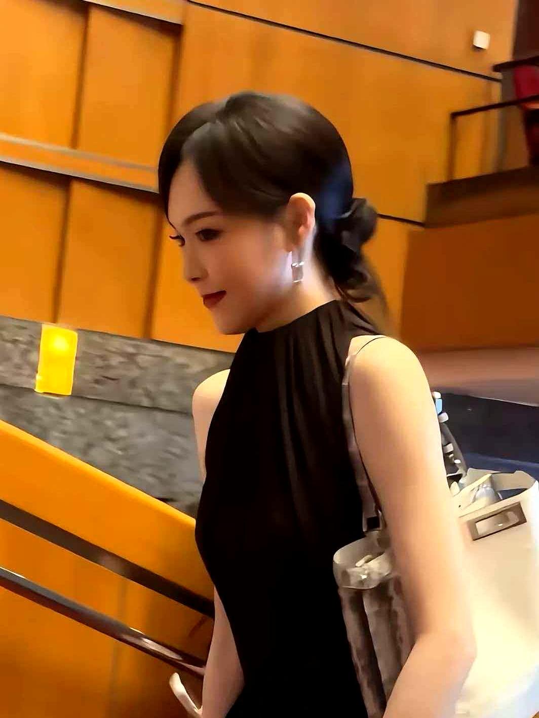 她女儿上公立园这事儿，很多人一开始还以为是“低调版贵族路线”，结果一查才发现，根