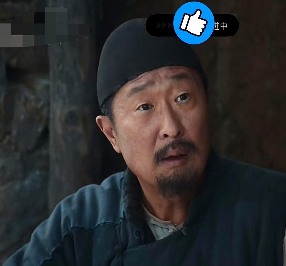 费左氏不慌不忙，把一家老小拢得紧紧。

她每天天不亮就起来，先把灶火点旺，再把脏