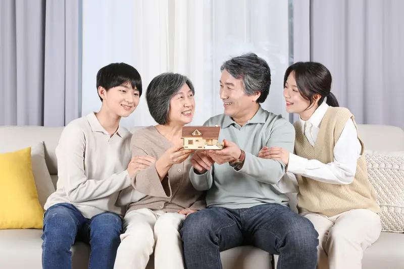 退休后是否应该搬去和子女一起住如果在一城市没有必要。如果分处两个城市最好去投奔子