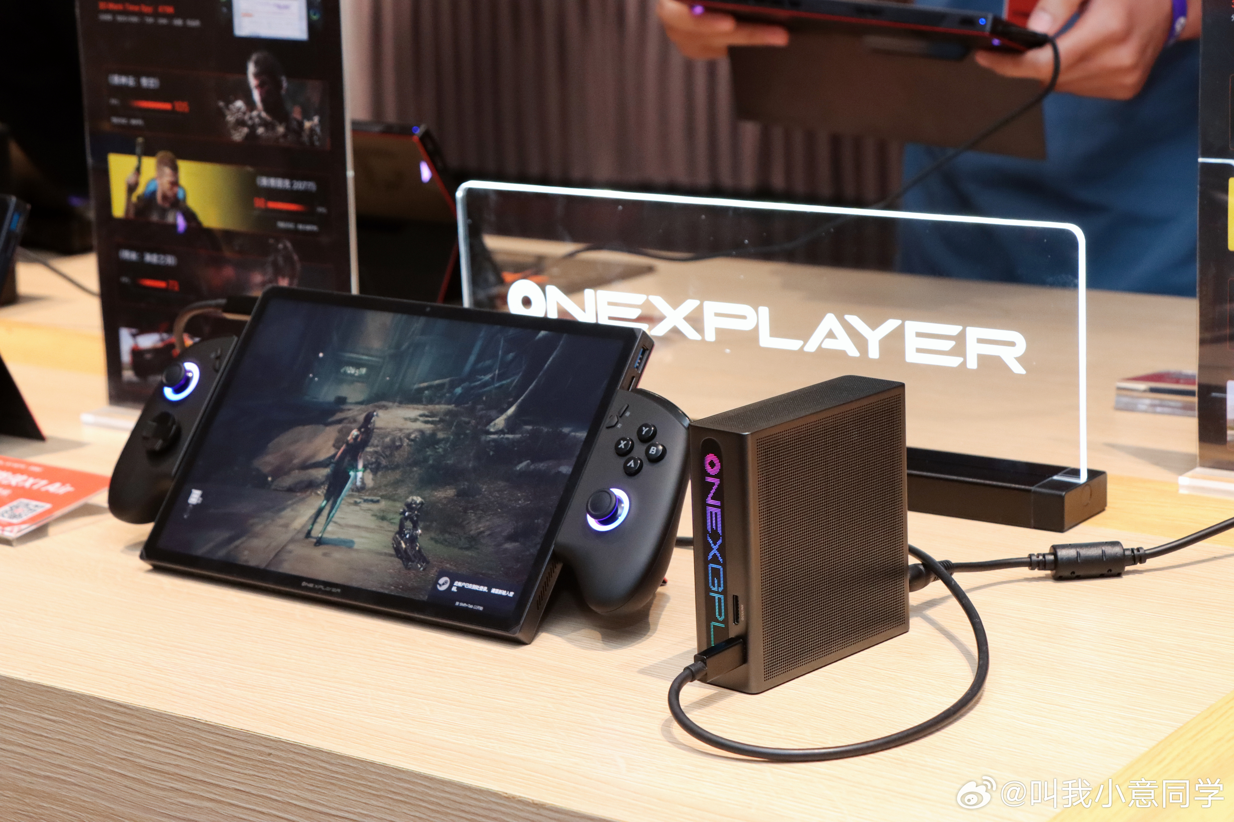 不是桌搭的移动拓展坞不是好显卡！ONEXGPU Lite这RGB氛围灯一亮，电竞