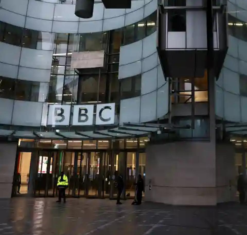 不依不饶：特朗普律师威胁向BBC索赔十亿美元。
    BBC旗舰节目《全景》（